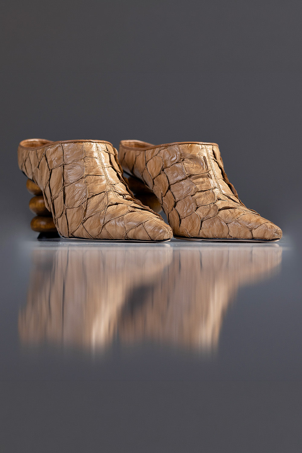 MULE MARGOT - COURO DE PIRARUCU CARAMELO