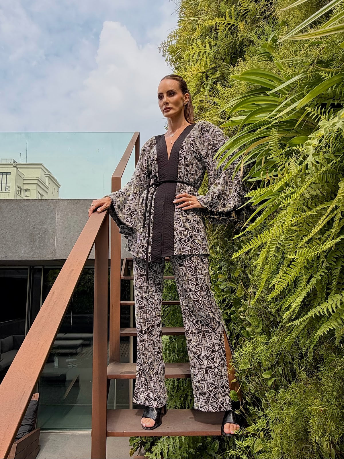 Kimono Julet - Preto bordado