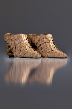 MULE MARGOT - COURO DE PIRARUCU CARAMELO
